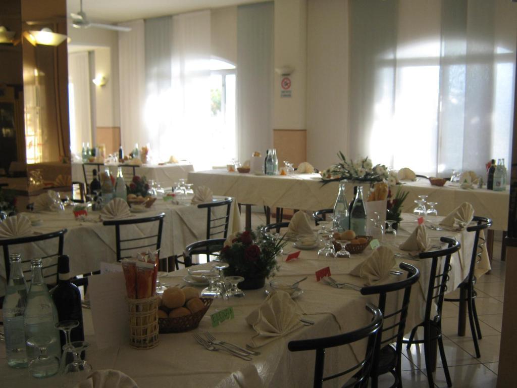 Albergo Ristorante Lucciola Санто-Стефано-аль-Маре Екстер'єр фото
