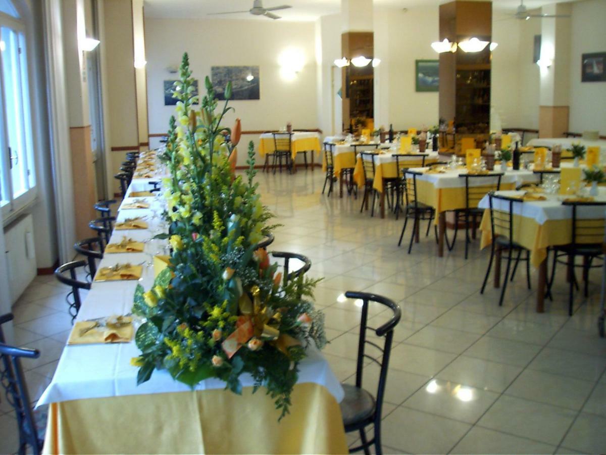 Albergo Ristorante Lucciola Санто-Стефано-аль-Маре Екстер'єр фото
